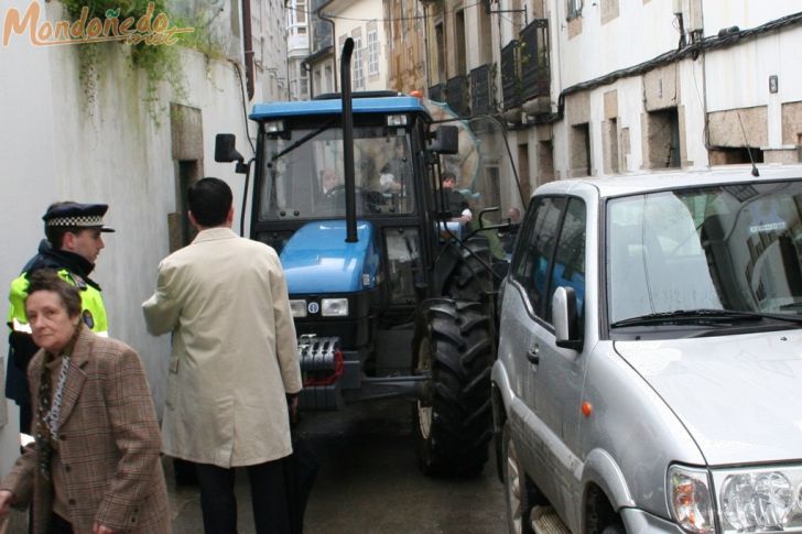 As Quendas 2007
La carroza no pudo pasar por un coche mal aparcado
