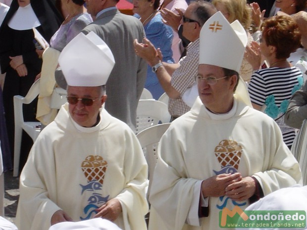 Ordenación del nuevo Obispo
Saludando a los asistentes
