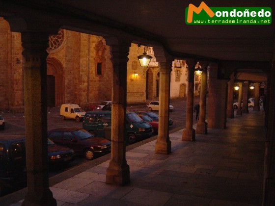 Soportales
Los soportales de la Praza da Catedral por la noche.
